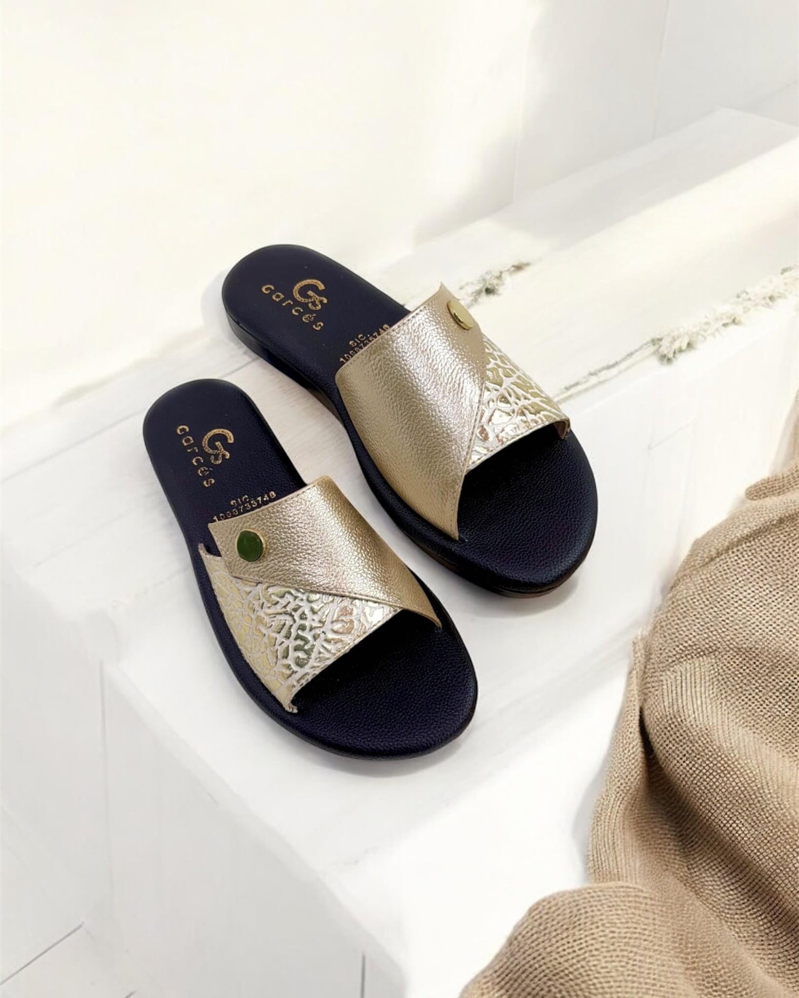 Sandalia Renata Dorada Print - Image 3