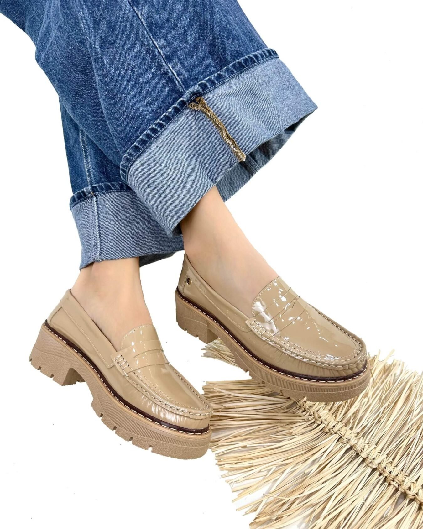 Mocasin Retro Charol Antifaz Capuchino